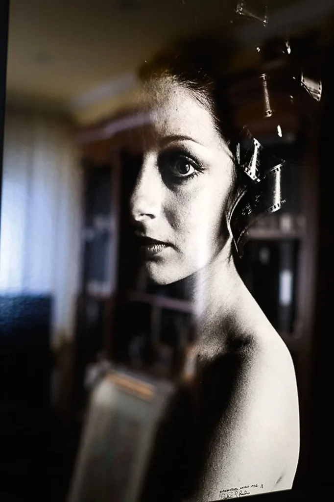 Un autorretrato realizado en 1972 que García Rodero tiene en su casa