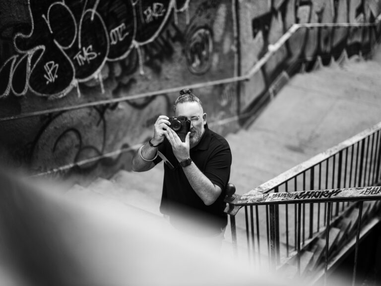 Gustavo Bravo enseñando flujo de trabajo en laboratorio digital, edición con Lightroom y montaje de vídeo con Premiere.