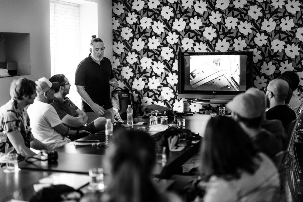 Gustavo Bravo impartiendo una ponencia sobre teoría de la fotografía y lenguaje visual en Jardín Remoto