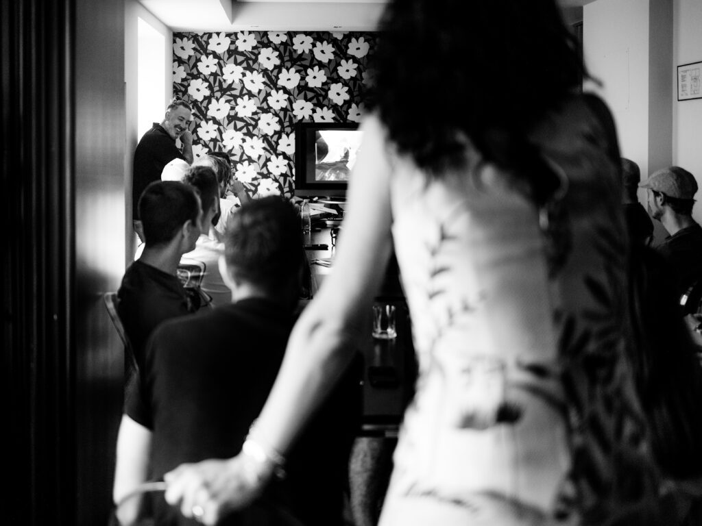 Gustavo Bravo realizando un análisis de fotografías y lectura de imágenes en una sesión de edición.