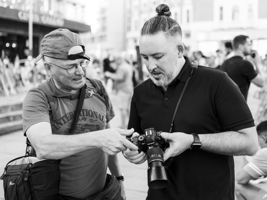 Gustavo Bravo impartiendo una ponencia sobre técnica fotográfica avanzada y manejo de cámara profesional en Jardín Remoto