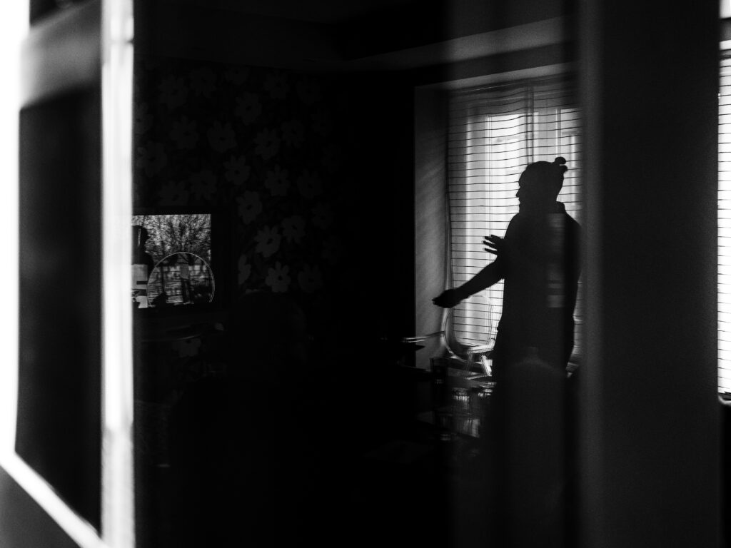 Gustavo Bravo analizando la historia de la fotografía y la obra de los grandes maestros en Jardín Remoto.