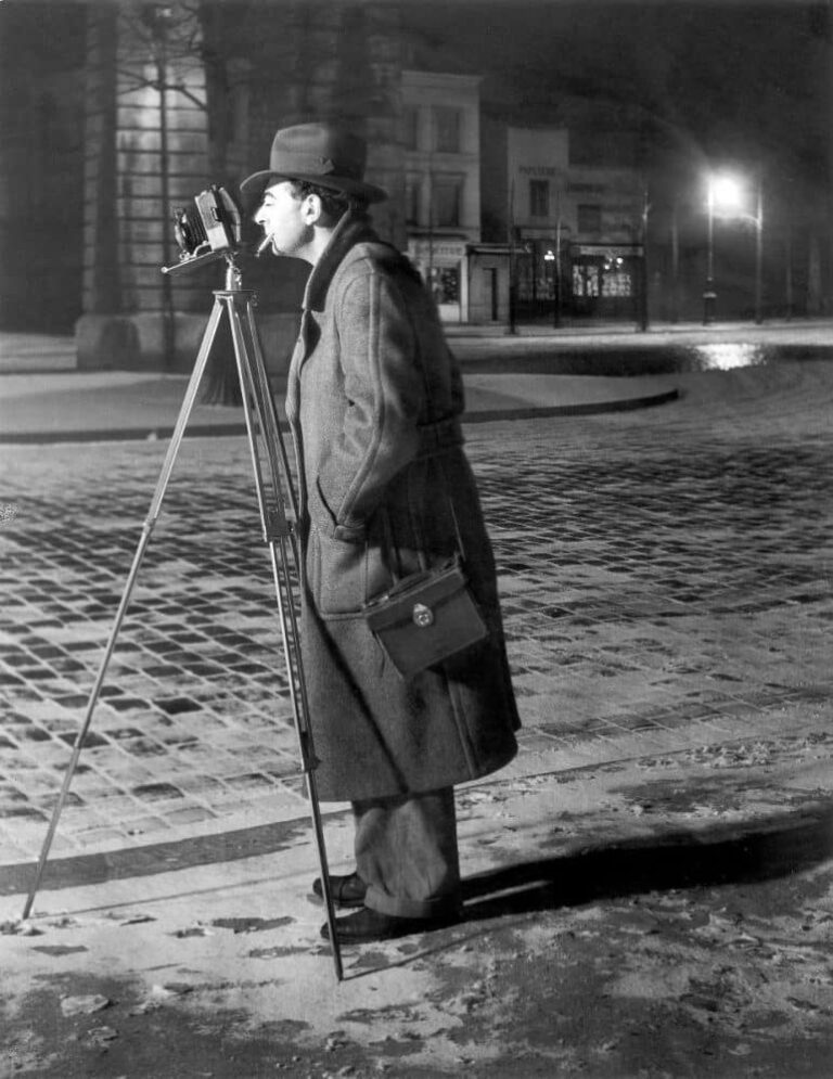 Retrato del fotógrafo Brassaï fumando en las calles de París