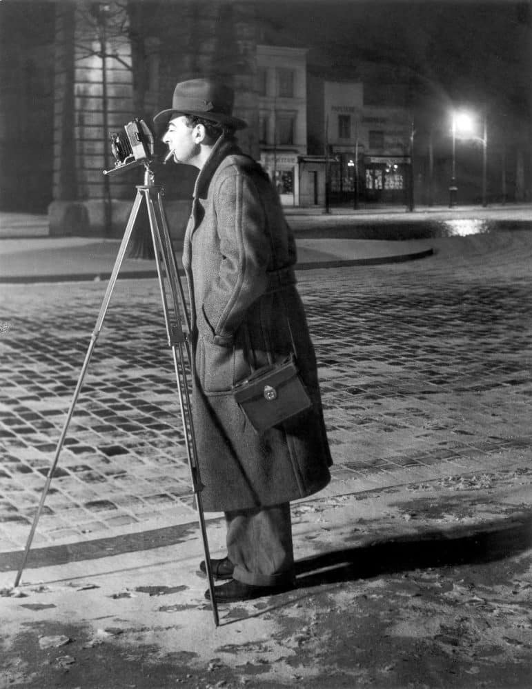 Retrato del fotógrafo Brassaï fumando en las calles de París