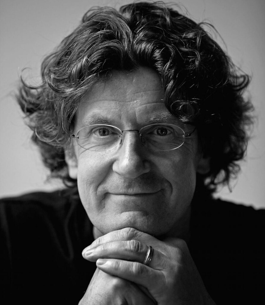 Paisaje minimalista en blanco y negro de Michael Kenna con árboles solitarios en la nieve (Hokkaido) o estructuras industriales silueteadas.