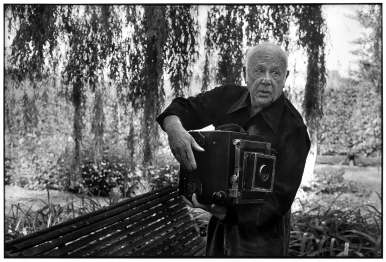 Paul Strand Paul Strand (1890 – 1976) fue el precursor de la denominada ‘Fotografía directa’, un movimiento que rechazaba la noción de que la fotografía debía imitar a las bellas artes y buscaba su propio leguaje con fotografías de alto nivel de detalle, sin apenas intervención del fotógrafo.