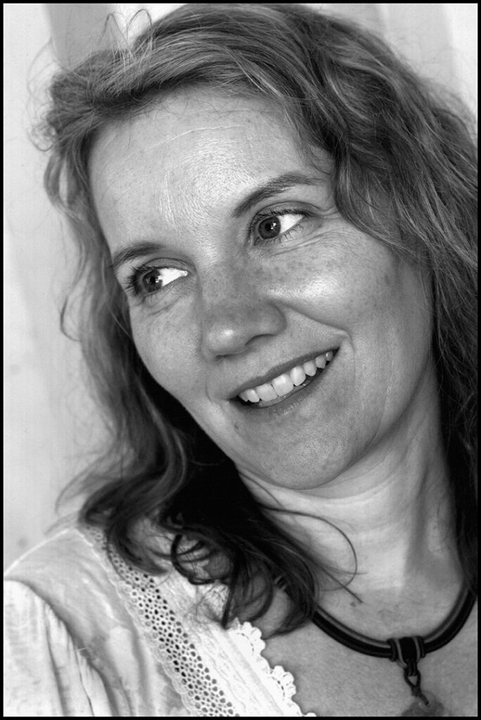 Fotografía de Rebecca Norris Webb con reflejos en un cristal, mostrando un paisaje superpuesto o animales, con su característica luz suave y onírica