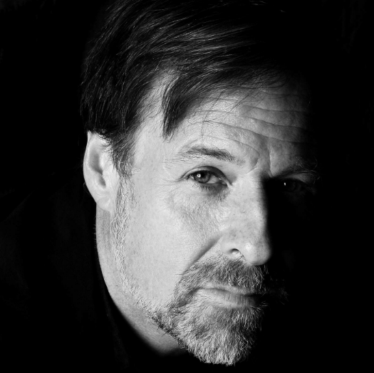 Fotografía de calle de Alex Webb en México o Haití, con colores saturados, siluetas marcadas y múltiples planos de acción