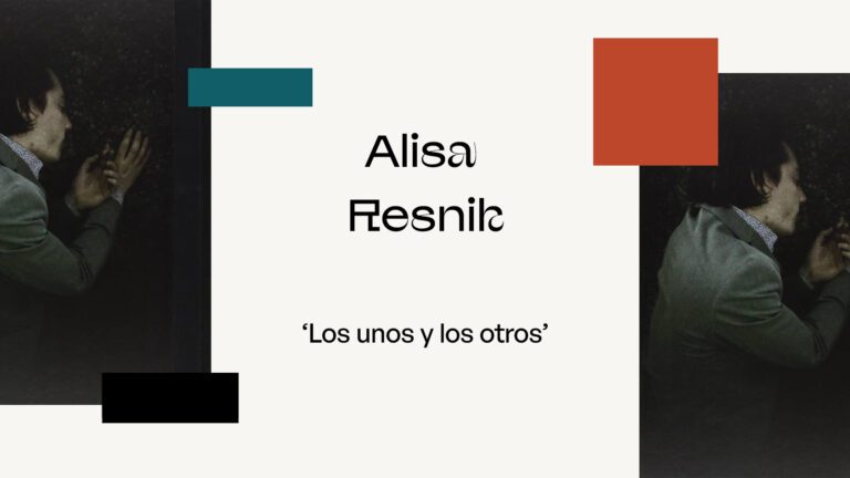 Portada del fotolibro Los unos y los otros de Alisa Resnik con un retrato femenino en penumbra de tonos verdosos