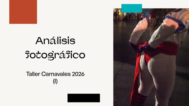 Participantes fotografiando bajo la lluvia en los carnavales
