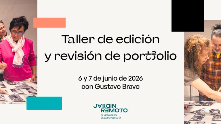 Imagen del taller de edición y revisión de portfolio en Jardín Remoto. Se muestra a personas examinando fotografías impresas. El texto sobre la imagen dice: "Taller de edición y revisión de portfolio. 6 y 7 de junio de 2026 con Gustavo Bravo. JARDÍN REMOTO. EL METAVERSO DE LA FOTOGRAFÍA"