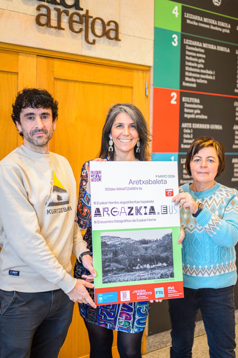 Presentación de la tercera edición de la convocatoria Argazkia Puntu Eus en Aretxabaleta para proyectos fotográficos