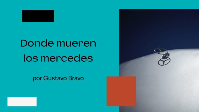 un viejo coche Mercedes aparcado en medio del desierto saharaui junto a un niño.
