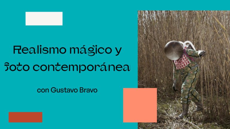 fotógrafo caminando por un entorno rural buscando elementos del realismo mágico