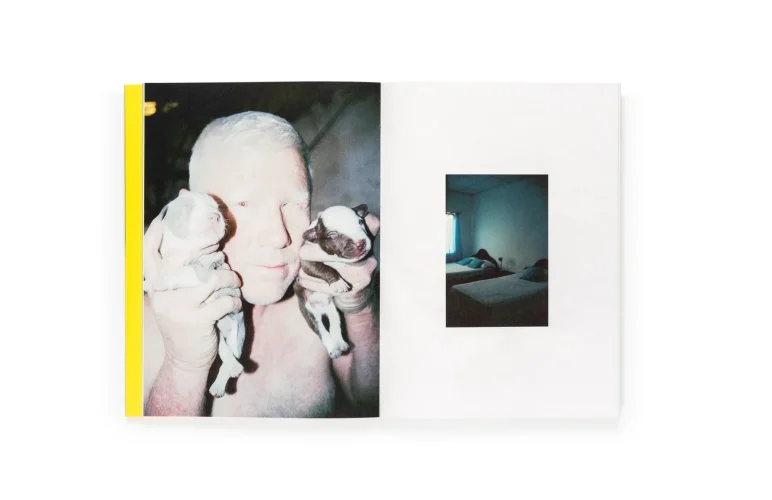 Portada del fotolibro El menso metió la cabeza en un hormiguero de la fotógrafa Sofía Ayarzagoitia, novedad editorial de Dalpine