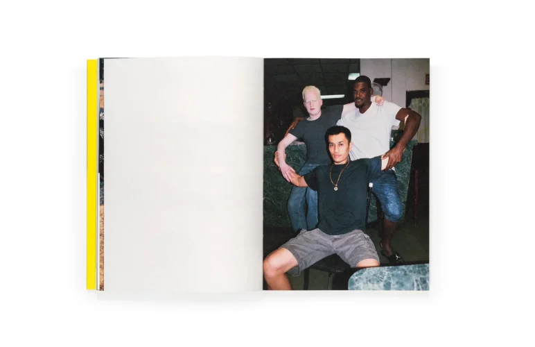 Portada del fotolibro El menso metió la cabeza en un hormiguero de la fotógrafa Sofía Ayarzagoitia, novedad editorial de Dalpine