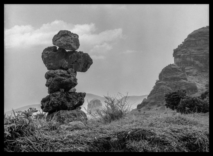 Páginas interiores del fotolibro Pedregal mostrando el paisaje de piedra volcánica capturado por Manuel Álvarez Bravo.
