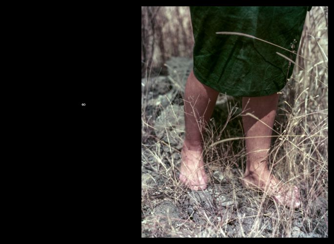 Páginas interiores del fotolibro Pedregal mostrando el paisaje de piedra volcánica capturado por Manuel Álvarez Bravo.