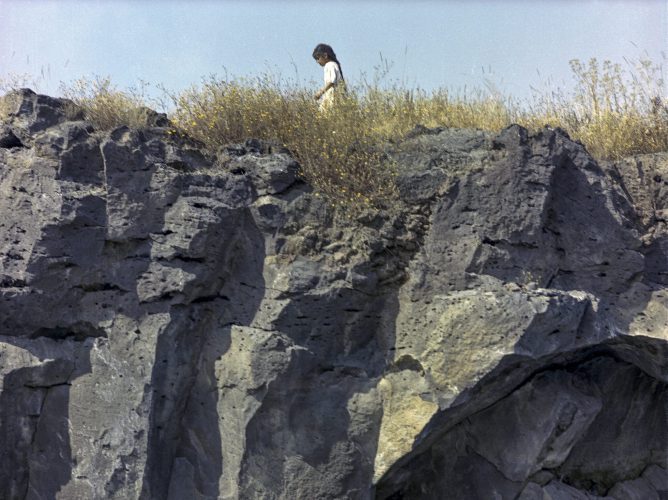 Páginas interiores del fotolibro Pedregal mostrando el paisaje de piedra volcánica capturado por Manuel Álvarez Bravo.