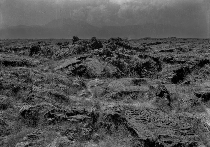 Páginas interiores del fotolibro Pedregal mostrando el paisaje de piedra volcánica capturado por Manuel Álvarez Bravo.
