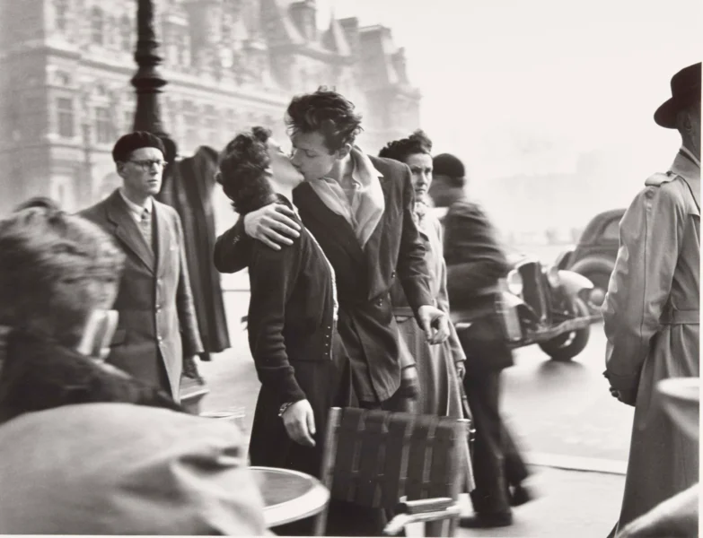 kiss-paris-lovers-doisneau-scaled (1)