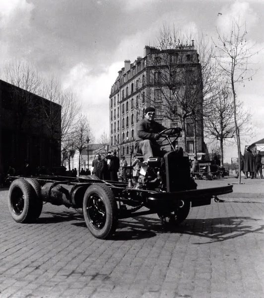 Robert Doisneau Renault-4